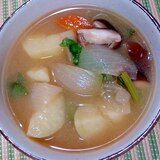 新じゃが 玉ねぎ 人参 小松菜の味噌汁 (圧力鍋)